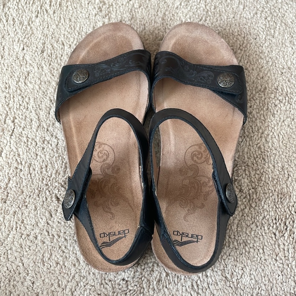 Dansko Paola Embossed Leather Flat Sandals 38 Black Comfort Shoes Women’s 8 Boho - Picture 6 of 13